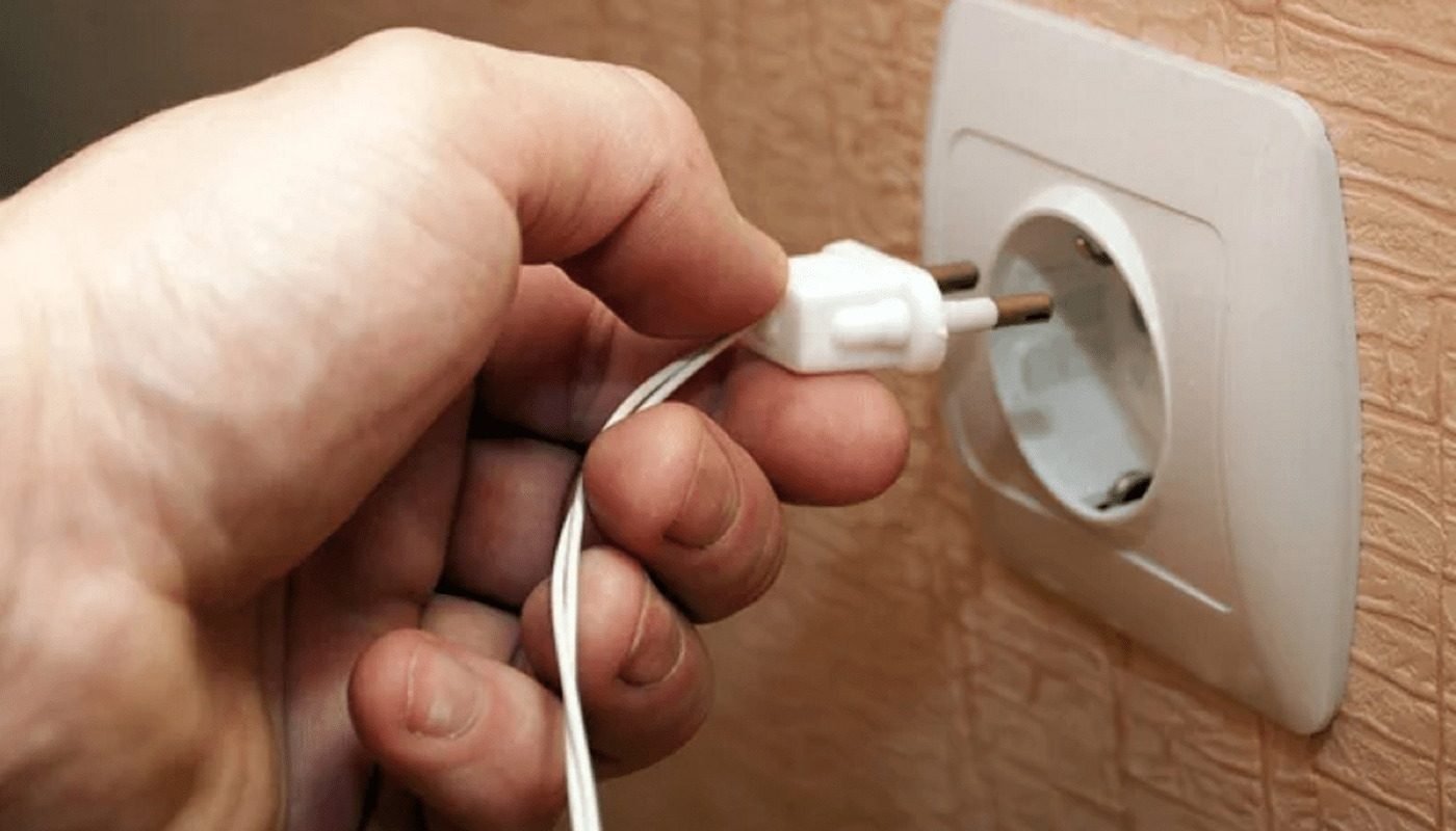 Furtunile și aparatura electronică: Deconectarea de la rețea, singura măsură sigură În perioadele cu instabilitate atmosferică, riscul ca aparatura electronică din locuințe să fie afectată de descărcări electrice crește semnificativ