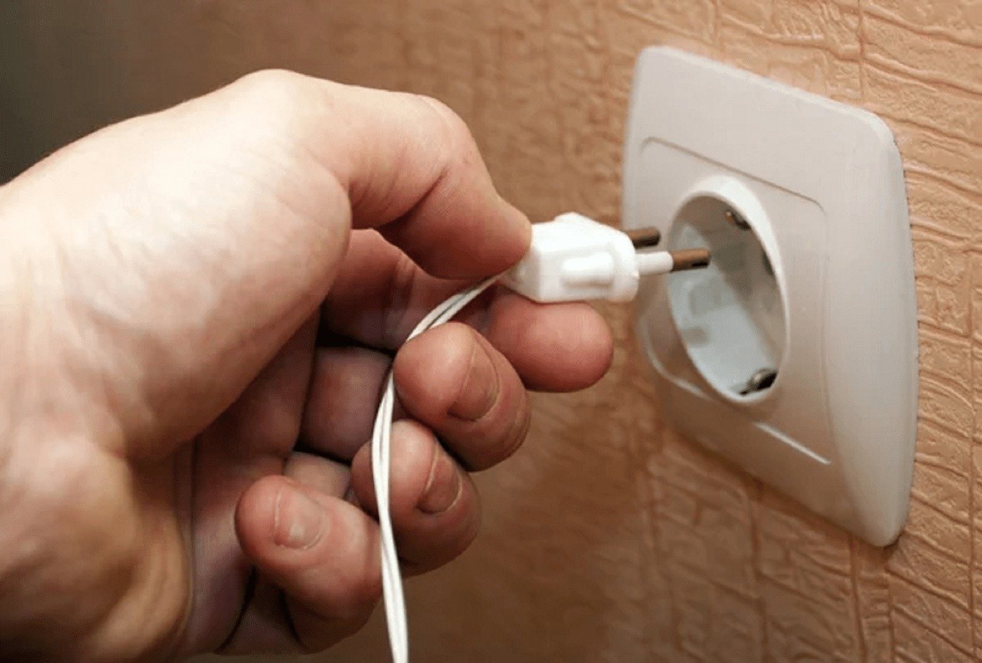 Furtunile și aparatura electronică: Deconectarea de la rețea, singura măsură sigură În perioadele cu instabilitate atmosferică, riscul ca aparatura electronică din locuințe să fie afectată de descărcări electrice crește semnificativ