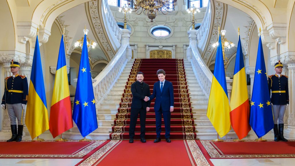 România și Ucraina, parteneriat strategic consolidat la Cotroceni Președintele României, Klaus Iohannis, și omologul său ucrainean, Volodimir Zelenski, au semnat, joi, la Palatul Cotroceni, declarația comună privind Parteneriatul Strategic dintre cele două țări