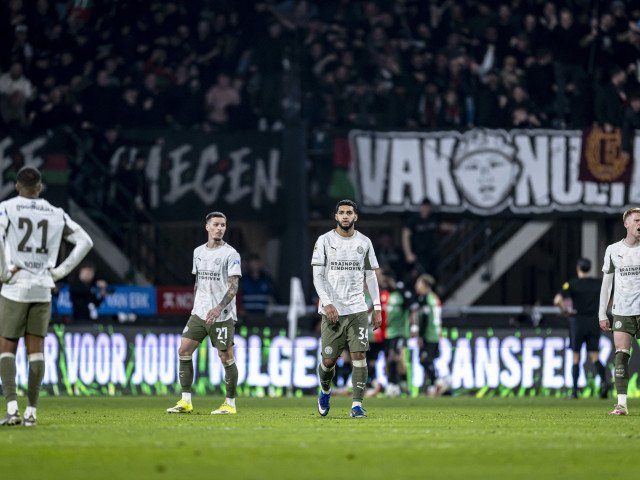 PSV Eindhoven, cu Dennis Man marcator, eliminată surprinzător din Cupa Olandei PSV Eindhoven, echipa unde evoluează fotbalistul român Dennis Man, a fost eliminată surprinzător din Cupa Olandei, miercuri seară