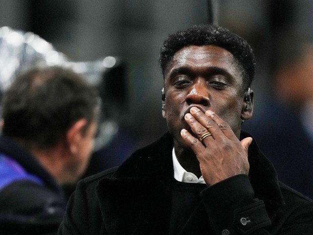 Kluivert și Seedorf, alături de selecționata Antilelor Olandeze în preliminariile pentru mondial Fostele staruri ale fotbalului european, Patrick Kluivert și Clarence Seedorf, se implică activ în campania de calificare pentru Cupa Mondială, alăturându-se selecționatei naționale a Antilelor Olandeze