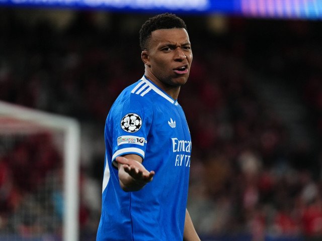 Mbappe, furios după ce medicii lui Real Madrid i-ar fi examinat greșit genunchiul Kylian Mbappe, atacantul de clasă mondială, a reacționat cu surprindere și nemulțumire după ce a aflat că medicii de la Real Madrid, echipa la care urmează să evolueze, ar fi evaluat greșit starea genunchiului său
