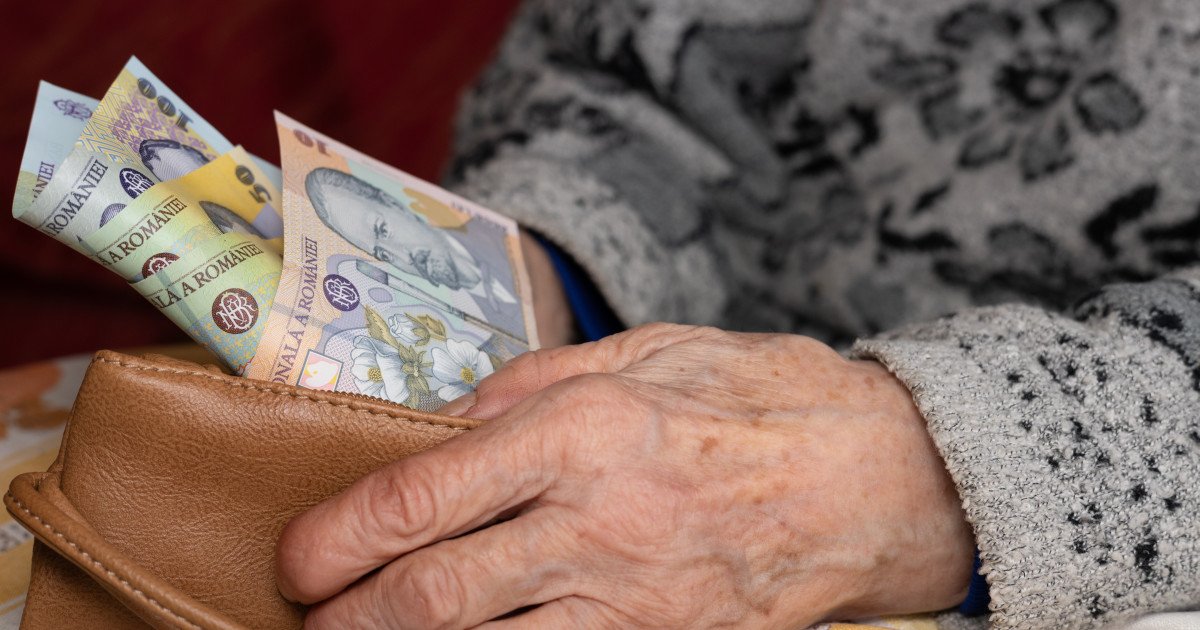 Pensiile vin mai devreme pentru Paște: Bani pe card pe 8 aprilie, distribuție prin poștă până pe 9 Bucurie pentru pensionari înainte de Paște