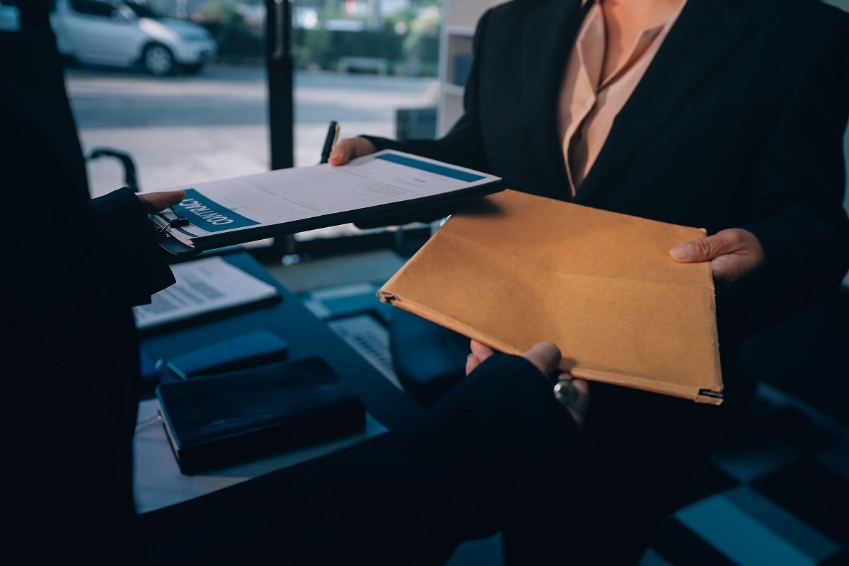 Primăriile vor avea acces la datele notarilor despre vânzările de case, terenuri și mașini Începând cu 25 februarie 2026, autoritățile locale din România au acces direct la informațiile privind tranzacțiile imobiliare și deținerea de autovehicule, gestionate de notari