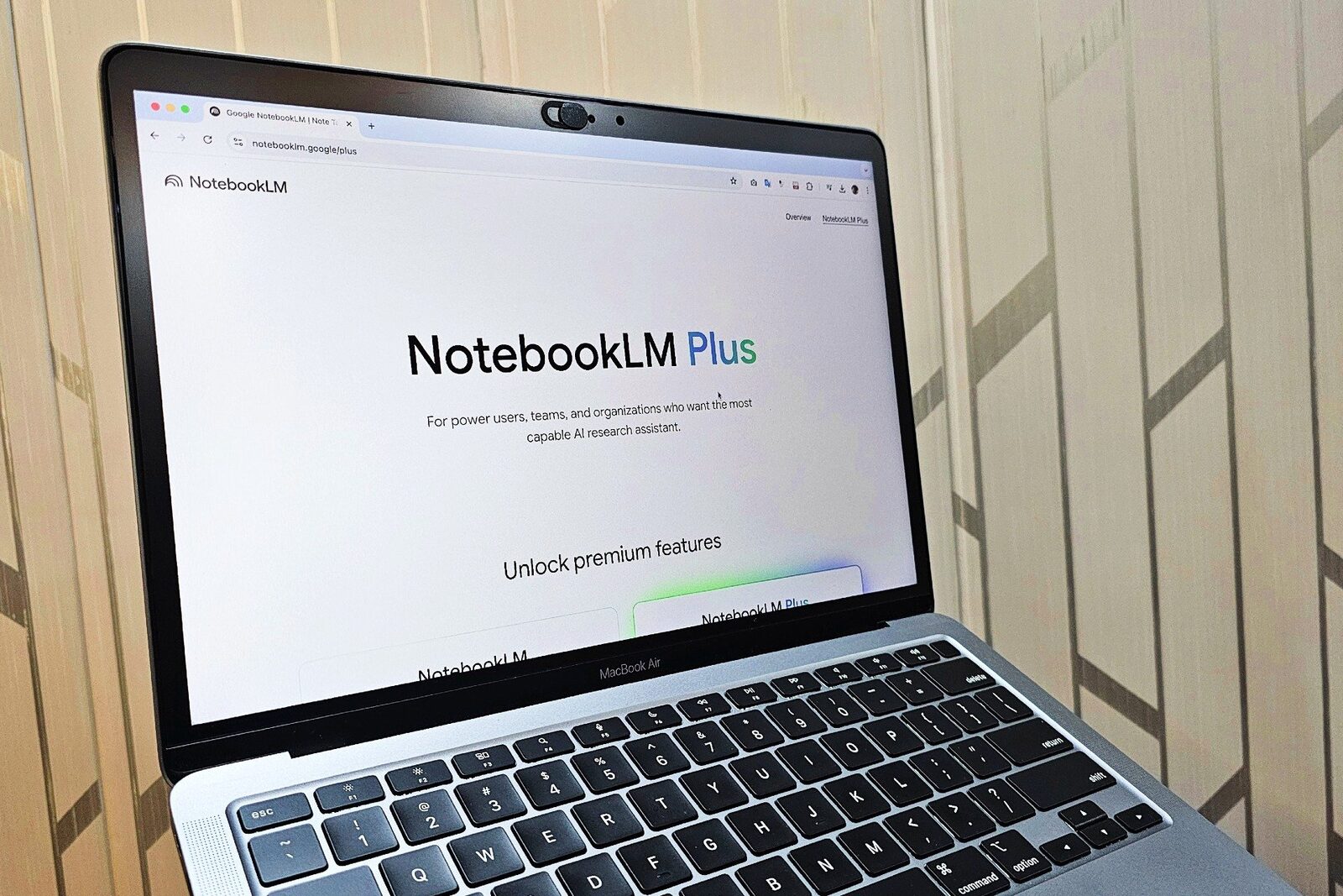 Google lansează videoclipuri „cinematice” generate de inteligența artificială în NotebookLM Google își extinde capabilitățile AI prin introducerea unei noi funcții în NotebookLM, platforma sa de luare de notițe și organizare a informațiilor