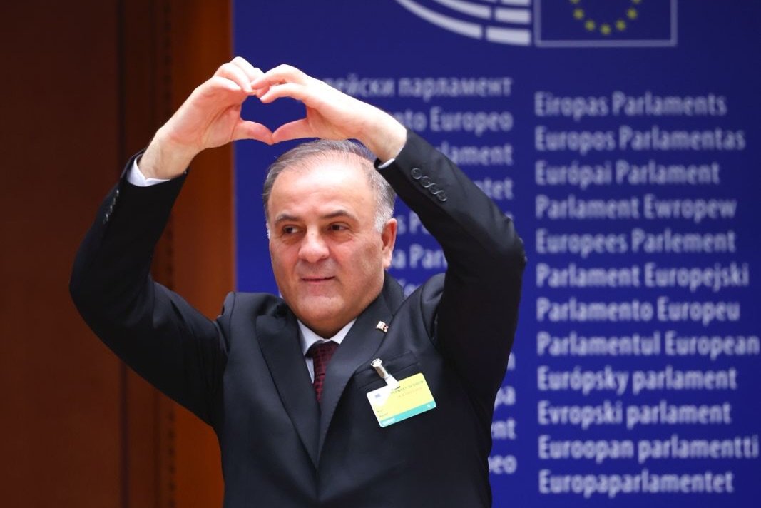 UE, acuzată că închide ochii la deriva democratică a Turciei Europa pare să ignore regresul democratic din Turcia, deoarece are nevoie de contribuția militară și economică a acestei țări