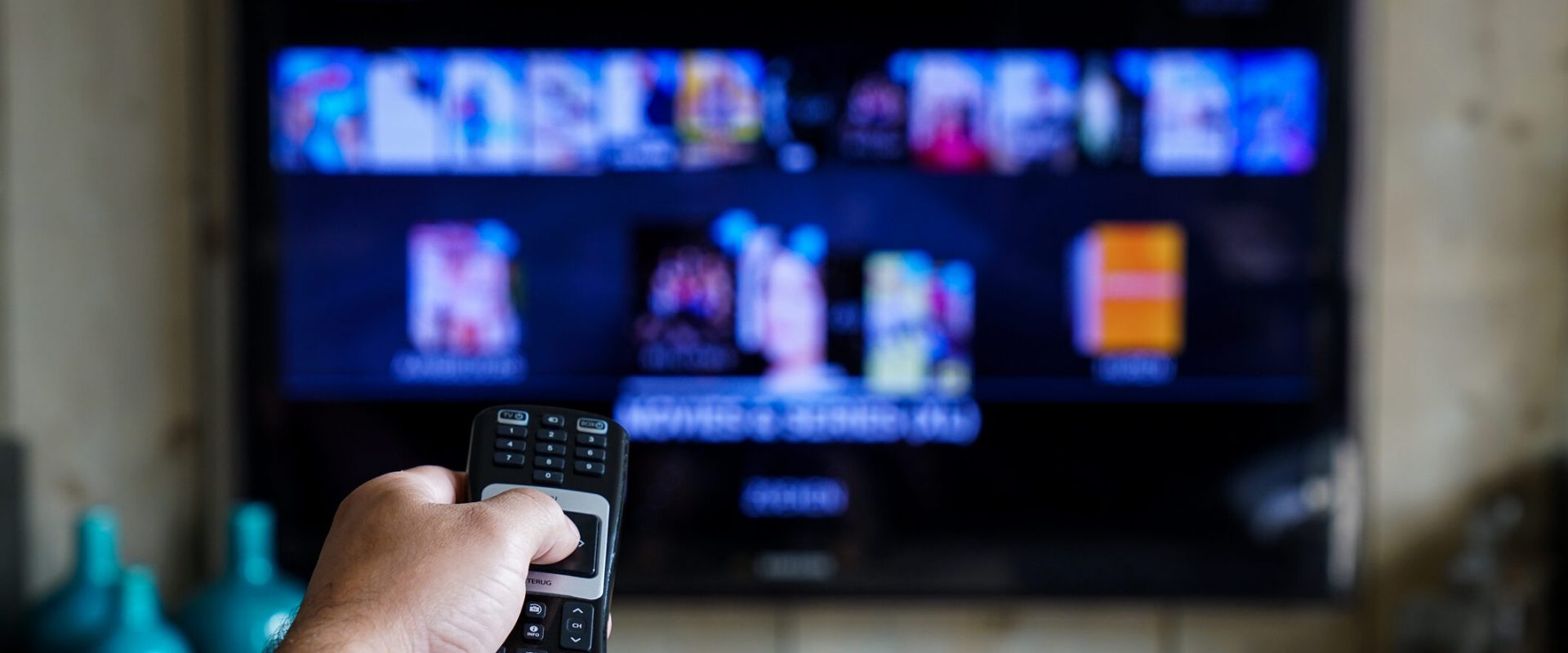 TVR Folclor, canalul dedicat patrimoniului cultural românesc, se mută online Televiziunea Română a anunțat că TVR Folclor, postul dedicat exclusiv difuzării de conținut din arhiva folclorică, va fi eliminat din grila de emisie clasică