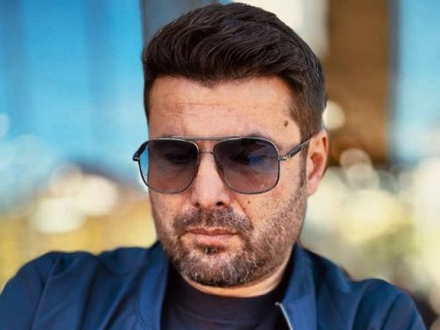 Adrian Mutu, după o decizie radicală: „S-a crezut Superman și s-a aruncat de la balcon” Fostul fotbalist Adrian Mutu a făcut o declarație șocantă, referitoare la o situație personală delicată, folosind o metaforă puternică pentru a descrie o decizie radicală