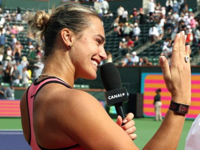 Aryna Sabalenka, apariție inedită la Indian Wells: A intrat pe teren cu voal de mireasă Aryna Sabalenka, una dintre cele mai cunoscute jucătoare de tenis din lume, a surprins audiența și fanii cu o apariție neașteptată la turneul de la Indian Wells