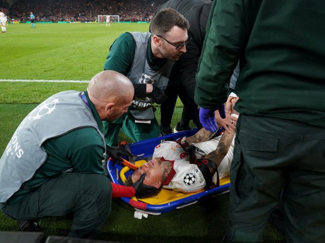 Accidentare groaznică la Liverpool: Degetul lui Noa Lang, aproape amputat, după un contact cu un panou publicitar Scena a fost una de-a dreptul șocantă pe Anfield
