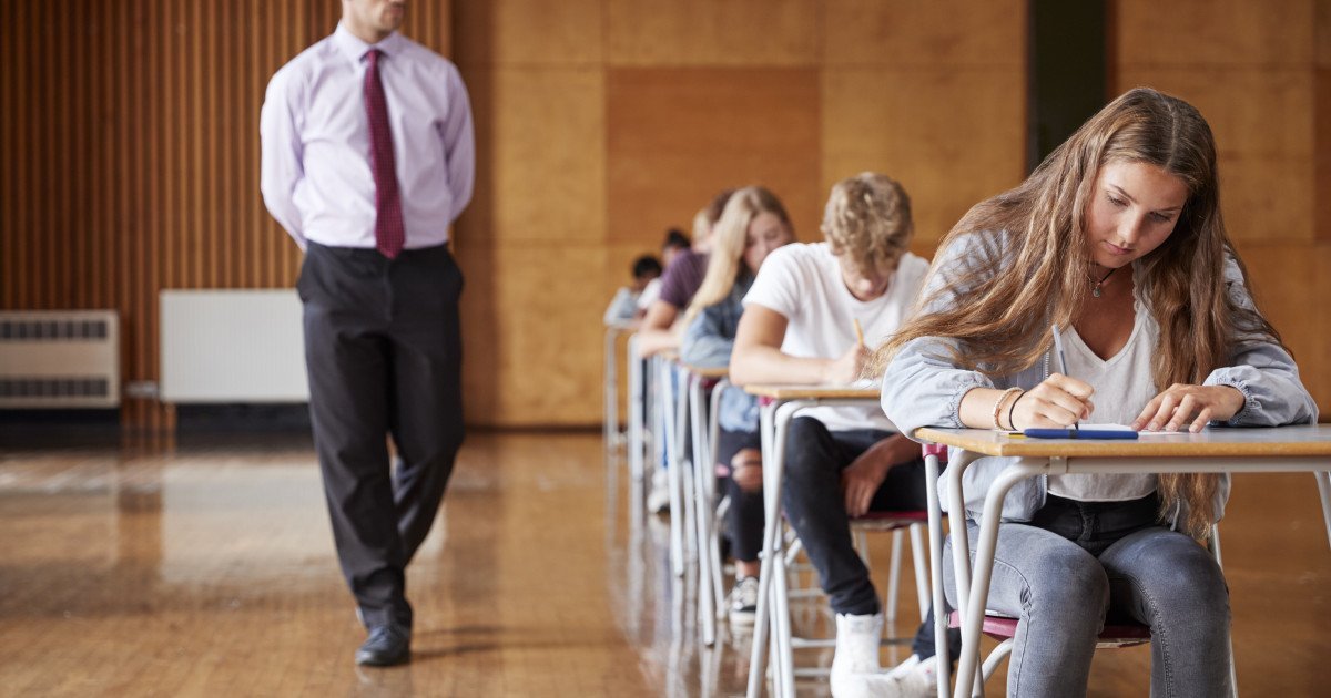 Peste 8.700 de profesori s-au înscris ca evaluatori pentru simularea Evaluării Naționale Ministrul Educației, Mihai Dimian, a anunțat miercuri că peste 8.700 de profesori s-au înscris pentru a evalua lucrările elevilor la simularea Evaluării Naționale