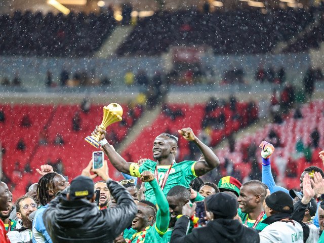 Senegalul digeră greu pierderea la „masa verde” a Cupei Africii pe Națiuni Echipa națională de fotbal a Senegalului a reacționat cu dezamăgire la vestea pierderii meciului cu Coasta de Fildeș, scor 2-0, la „masa verde”