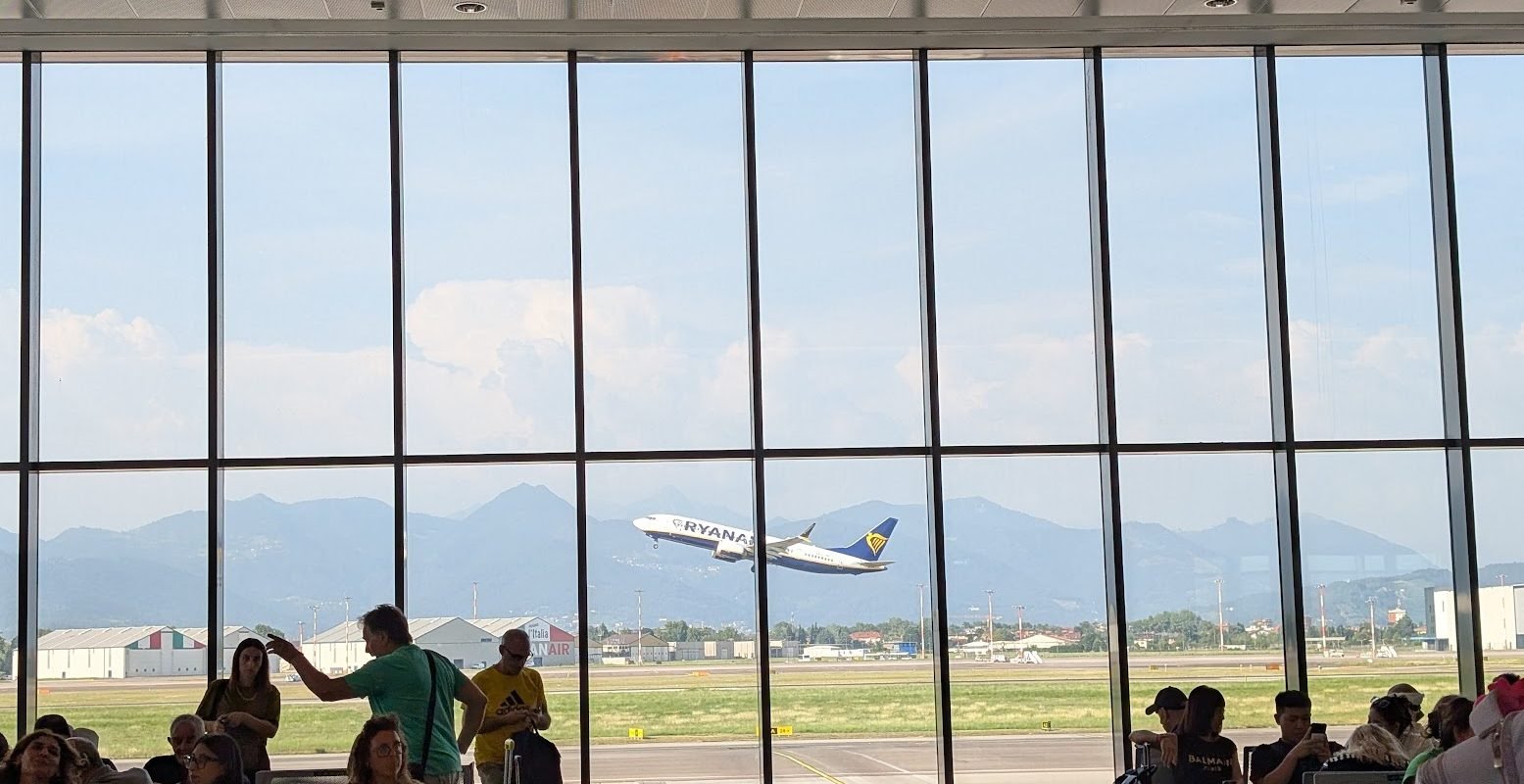 Români reveniți din Orientul Mijlociu: Guvernul clarifică situația și prioritizează repatrierea Guvernul României a emis, joi, o serie de precizări referitoare la numărul cetățenilor români care s-au întors în țară din Orientul Mijlociu, de la izbucnirea conflictului armat