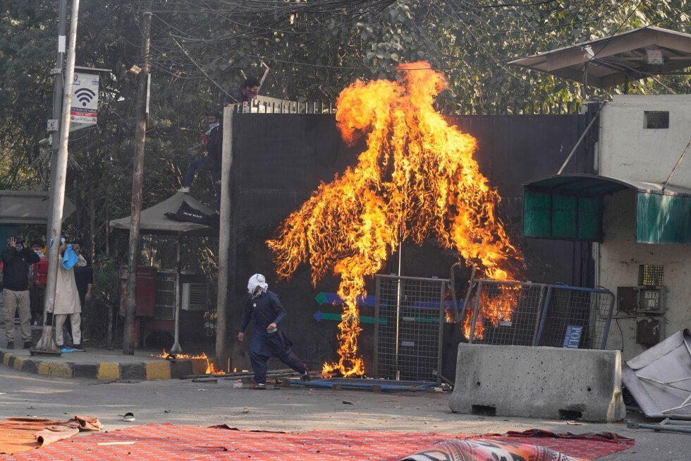22 killed as protesters try to storm US Consulate in Pakistan