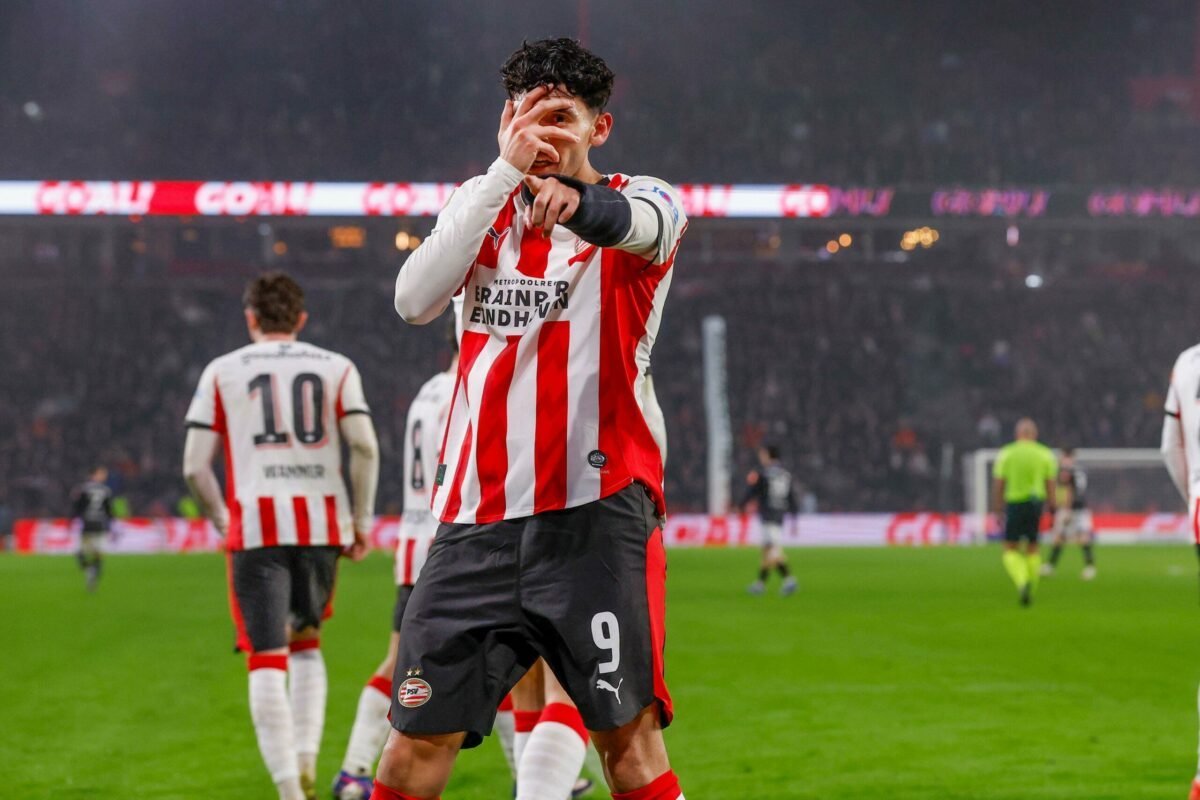 Foto: PSV met Ricardo Pepi tegen AZ zonder Kees Smit
