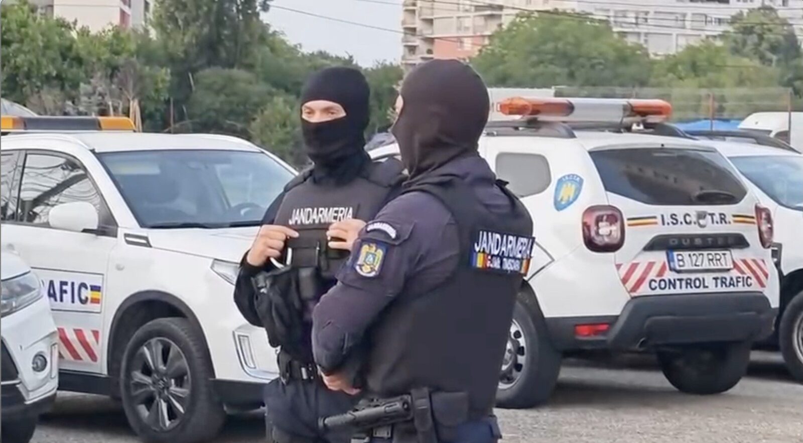 Percheziții ample în București și 13 județe într-un dosar de fraudă cu deșeuri Polițiștii au descins, marți, în forță în București și în alte 13 județe, executând 83 de mandate de percheziție domiciliară într-un dosar de infracțiuni economice cu un prejudiciu estimat la 237 de milioane de lei, conform surselor apropiate anchetei