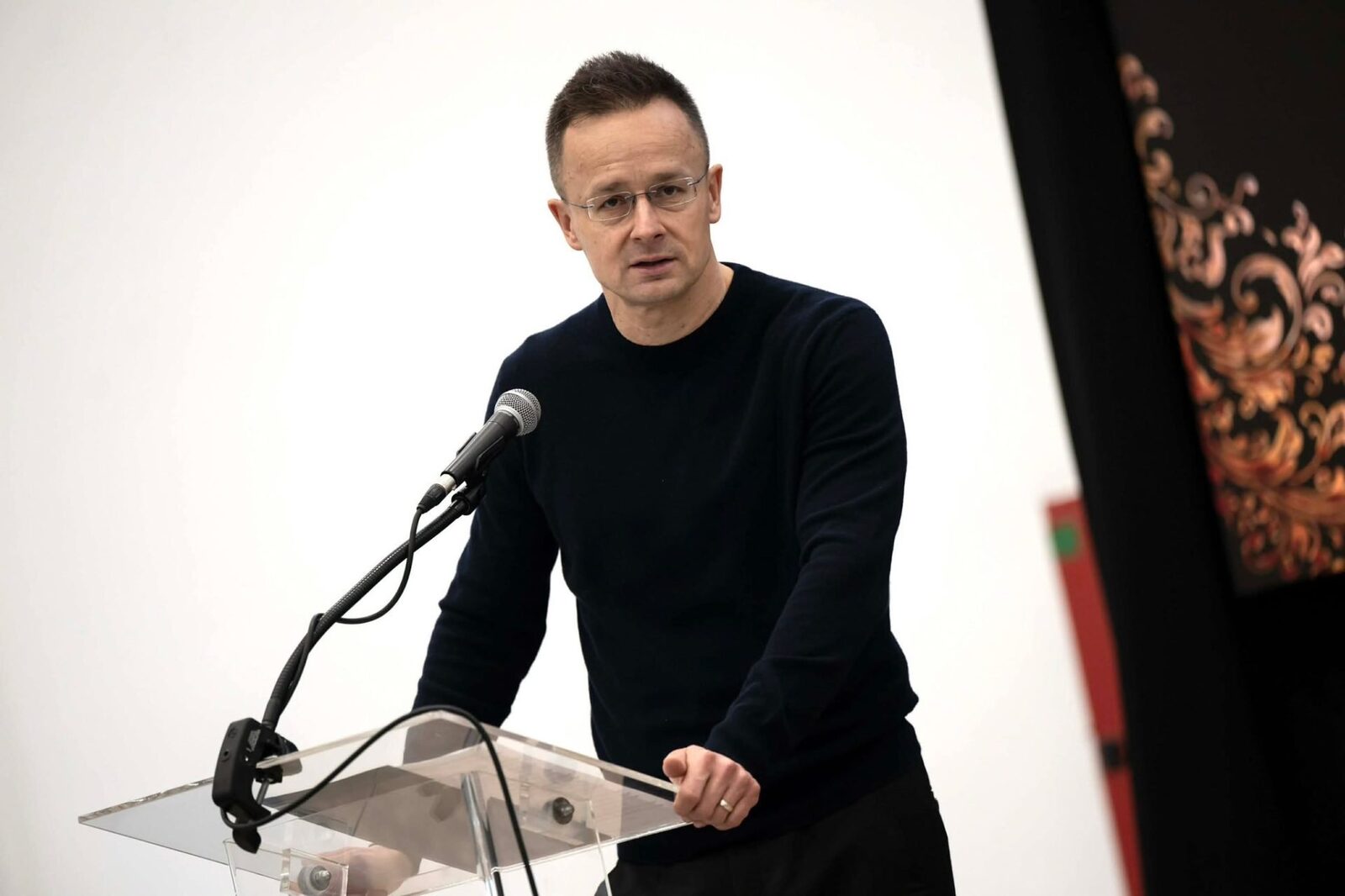 Szijjártó confirmă contactele cu Lavrov în timpul reuniunilor UE Ministrul de externe ungar, Péter Szijjártó, a recunoscut că menține legătura cu omologul său rus, Serghei Lavrov, inclusiv în timpul reuniunilor private ale Uniunii Europene