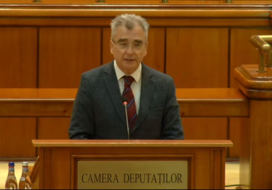 AUR cere modificări majore la buget pentru a-l vota Liderul senatorilor AUR, Petrișor Peiu, a anunțat luni că formațiunea politică va condiționa votul pentru proiectul de lege a bugetului de stat pe 2024 de o serie de modificări, subliniind în special necesitatea unor măsuri care să atenueze efectele crizei energetice globale și să ușureze povara fiscală a cetățenilor, în special în ceea ce privește prețul combustibililor