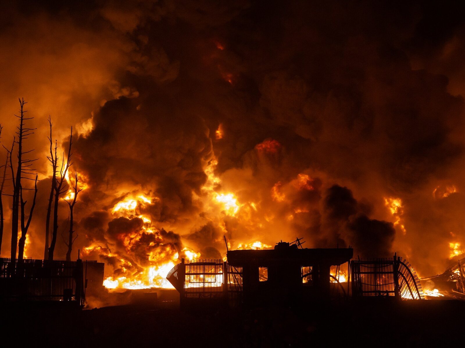 Prețul petrolului sare de 100 de dolari pe fondul conflictului din Orientul Mijlociu, bursa mondială resimte efectele Prețul petrolului a explodat, depășind 100 de dolari pe baril, în urma escaladării conflictului dintre Statele Unite, Israel și Iran