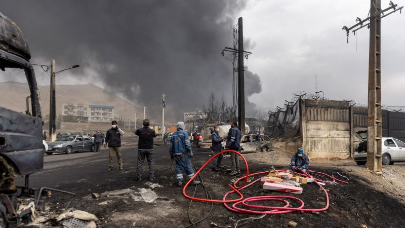 Focuri în Golf: Iran intensifică atacurile, tensiunile cresc în Orientul Mijlociu Conflictele din Orientul Mijlociu escaladează rapid, cu Iranul care a intensificat atacurile asupra instalațiilor petroliere și a navelor din Golf