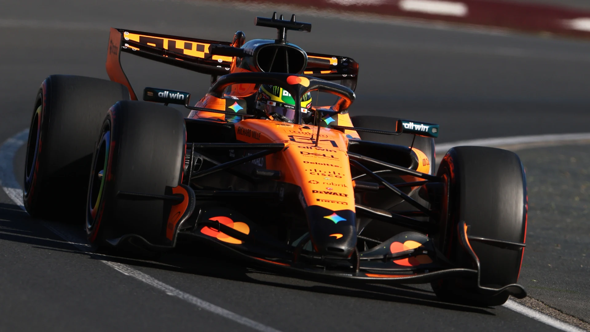 Piastri, cel mai rapid în prima zi de antrenamente la Melbourne, cu Mercedes la urmărire Oscar Piastri, pilotul echipei McLaren, a dominat prima zi de antrenamente libere în Australia, stabilind cel mai rapid tur de circuit