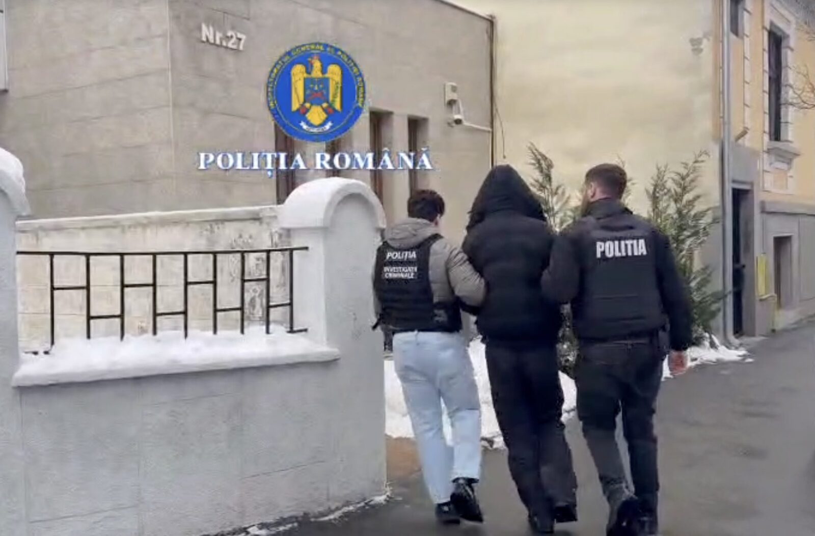 Patru bărbați au fost arestați în cazul deversărilor de deșeuri la ploiești Patru bărbați au fost arestați preventiv, miercuri, în dosarul privind deversarea ilegală de deșeuri periculoase și nepericuloase în albia pârâului Dâmbu din Ploiești, a informat Agerpres