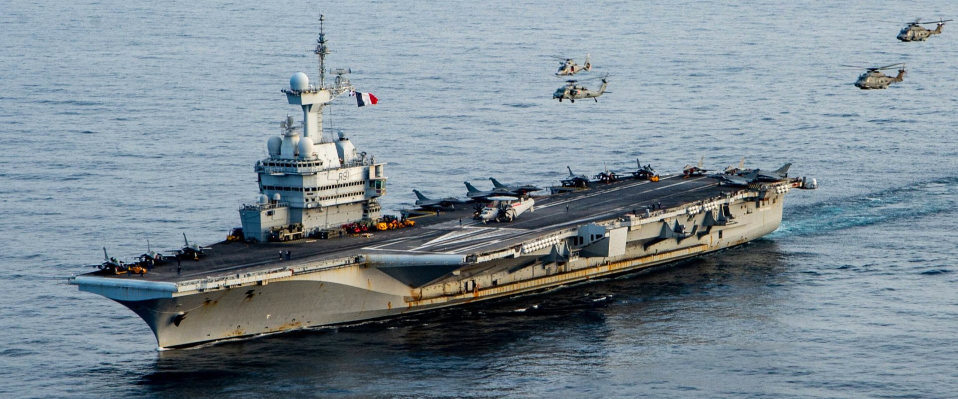O alergare pe puntea portavionului francez a dezvăluit poziția navei militare Un simplu antrenament fizic a expus, fără voia sa, poziția exactă a unui portavion francez în Marea Mediterană