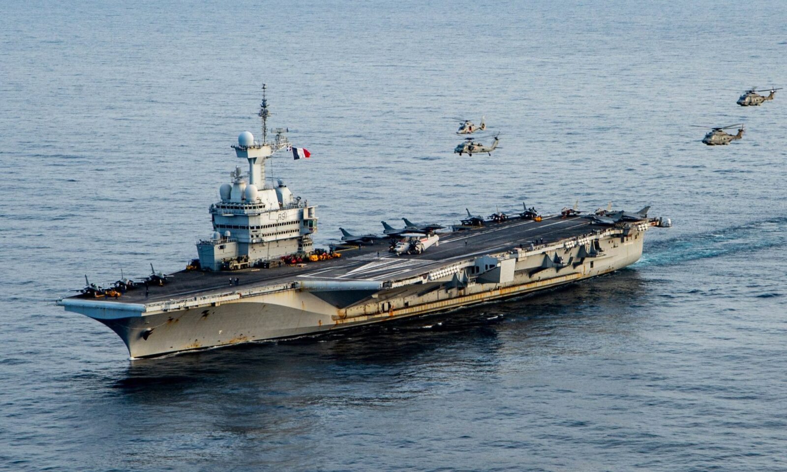 O alergare pe puntea portavionului francez a dezvăluit poziția navei militare Un simplu antrenament fizic a expus, fără voia sa, poziția exactă a unui portavion francez în Marea Mediterană