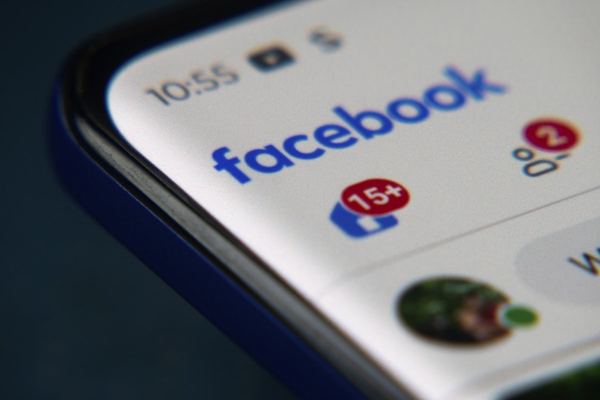 Facebook: Cum îți personalizezi feedul și protejezi confidențialitatea online Utilizatorii Facebook au la dispoziție o serie de setări pentru a-și personaliza experiența pe platformă, de la filtrarea conținutului nedorit la controlul asupra datelor personale