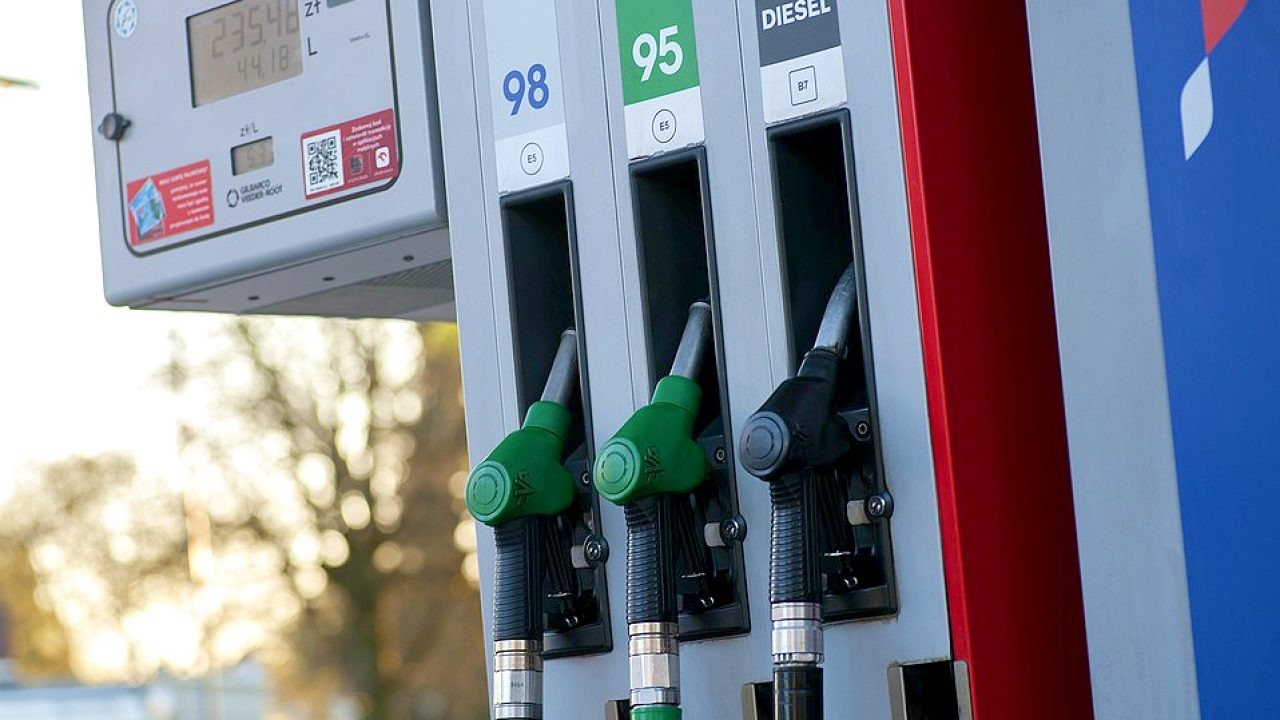 Prețurile carburanților continuă să urce: România, mai scumpă decât Ungaria și Bulgaria Prețurile la carburanți în România au urcat constant în ultimele zile, alimentând îngrijorările transportatorilor și ale specialiștilor în economie