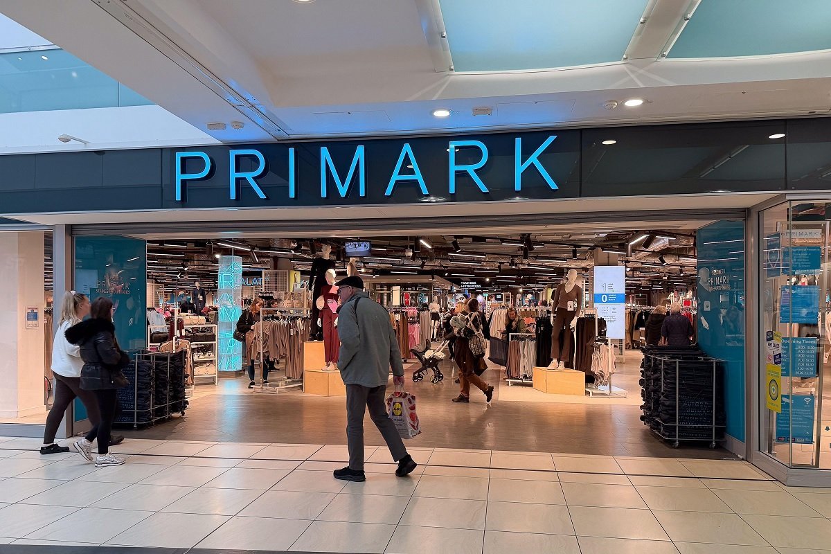 Primark introduce servicii de modificări și reparații vestimentare în magazinele sale Compania de retail Primark a extins un program pilot de modificări și reparații vestimentare în mai multe magazine din Marea Britanie, ca parte a eforturilor de a promova un consum mai responsabil și de a reduce risipa în industria modei