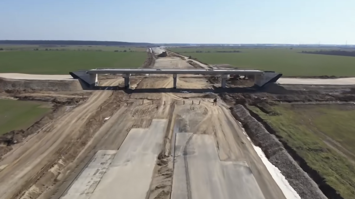 Mobilizare redusă pe lotul 3 din A0 Nord, deși lucrările sunt avansate Deși lucrările pe lotul 3 al autostrăzii A0 Nord, care înconjoară Bucureștiul, au atins un stadiu fizic de 80%, mobilizarea constructorului pe șantier este considerată încă insuficientă
