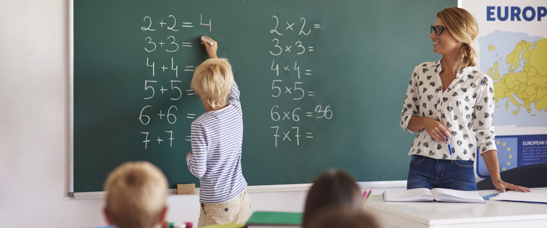 Profesorii vor fi supuși obligatoriu unor evaluări psihiatrice înainte de angajare O nouă măsură, care ar urma să intre în vigoare începând cu următorul an școlar, prevede evaluarea medicală obligatorie, inclusiv un control psihiatric, pentru toți cei care doresc să ocupe un post în sistemul preuniversitar de învățământ