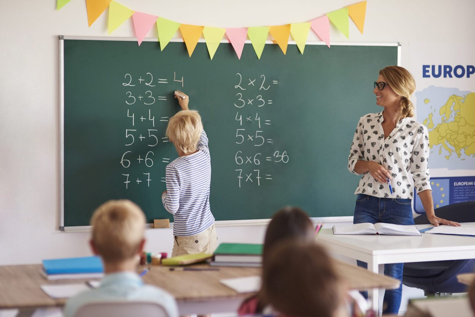 Profesorii vor fi supuși obligatoriu unor evaluări psihiatrice înainte de angajare O nouă măsură, care ar urma să intre în vigoare începând cu următorul an școlar, prevede evaluarea medicală obligatorie, inclusiv un control psihiatric, pentru toți cei care doresc să ocupe un post în sistemul preuniversitar de învățământ