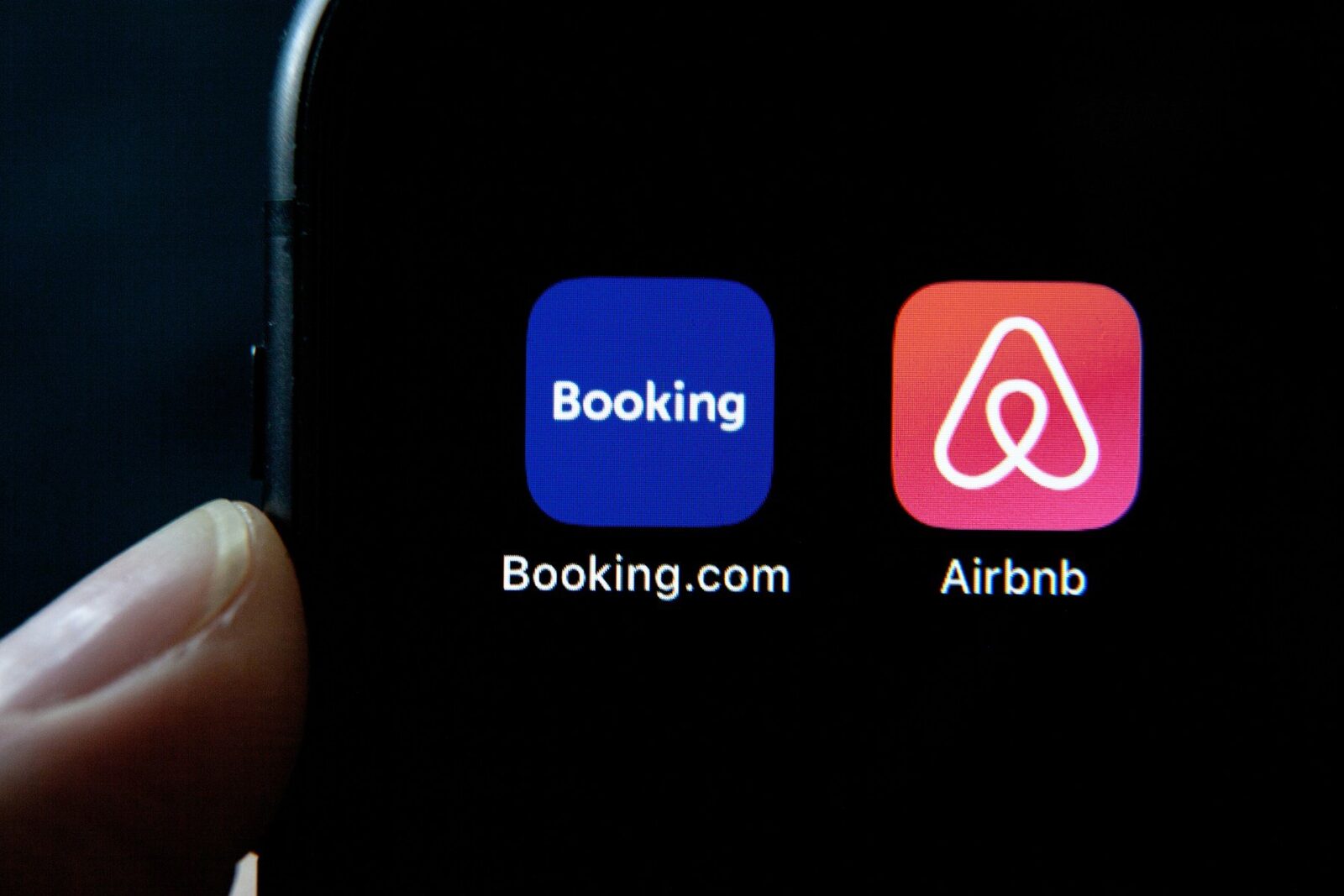Airbnb și Booking.com, sub lupa autorităților: Noi reguli pentru închirierile pe termen scurt Platformele online de închirieri, precum Airbnb și Booking.com, vor introduce în curând un cod unic de identificare pentru toate unitățile de cazare listate