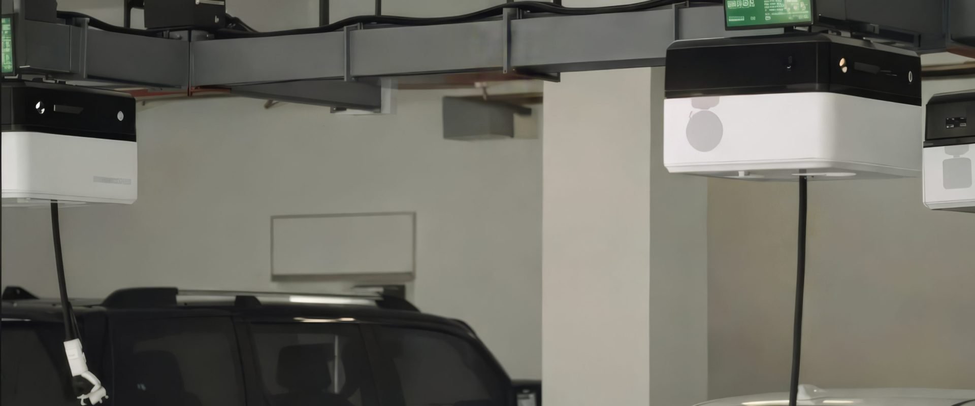 Roboții care încarcă mașinile electrice: Viitorul parcărilor? China explorează o soluție ingenioasă pentru a face față nevoilor de încărcare ale mașinilor electrice: roboți suspendați pe tavanul parcărilor