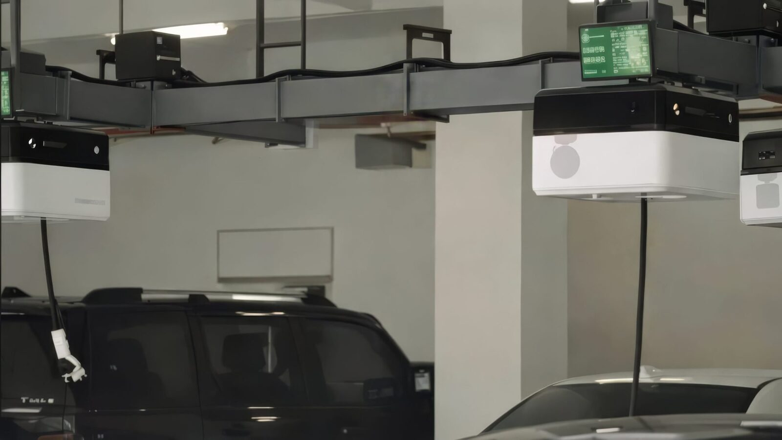 Roboții care încarcă mașinile electrice: Viitorul parcărilor? China explorează o soluție ingenioasă pentru a face față nevoilor de încărcare ale mașinilor electrice: roboți suspendați pe tavanul parcărilor