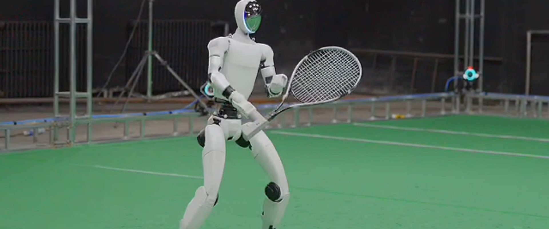 Un robot umanoid chinez lovește mingea de tenis cu o precizie surprinzătoare Un robot umanoid, dezvoltat în China, a demonstrat capacitatea de a juca tenis cu oameni, executând lovituri de forehand și backhand cu o precizie remarcabilă