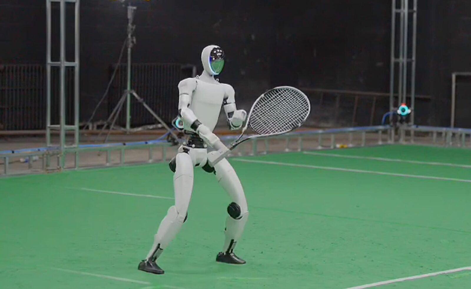 Un robot umanoid chinez lovește mingea de tenis cu o precizie surprinzătoare Un robot umanoid, dezvoltat în China, a demonstrat capacitatea de a juca tenis cu oameni, executând lovituri de forehand și backhand cu o precizie remarcabilă