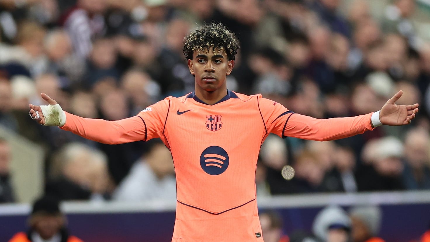 Barcelona, salvată de un penalty în prelungiri, dezamăgește în deplasarea de la Newcastle Barcelona a obținut un egal norocos, scor 1-1, în deplasarea de la Newcastle în Liga Campionilor, grație unui penalty transformat de tânărul Lamine Yamal în ultimele secunde ale prelungirilor