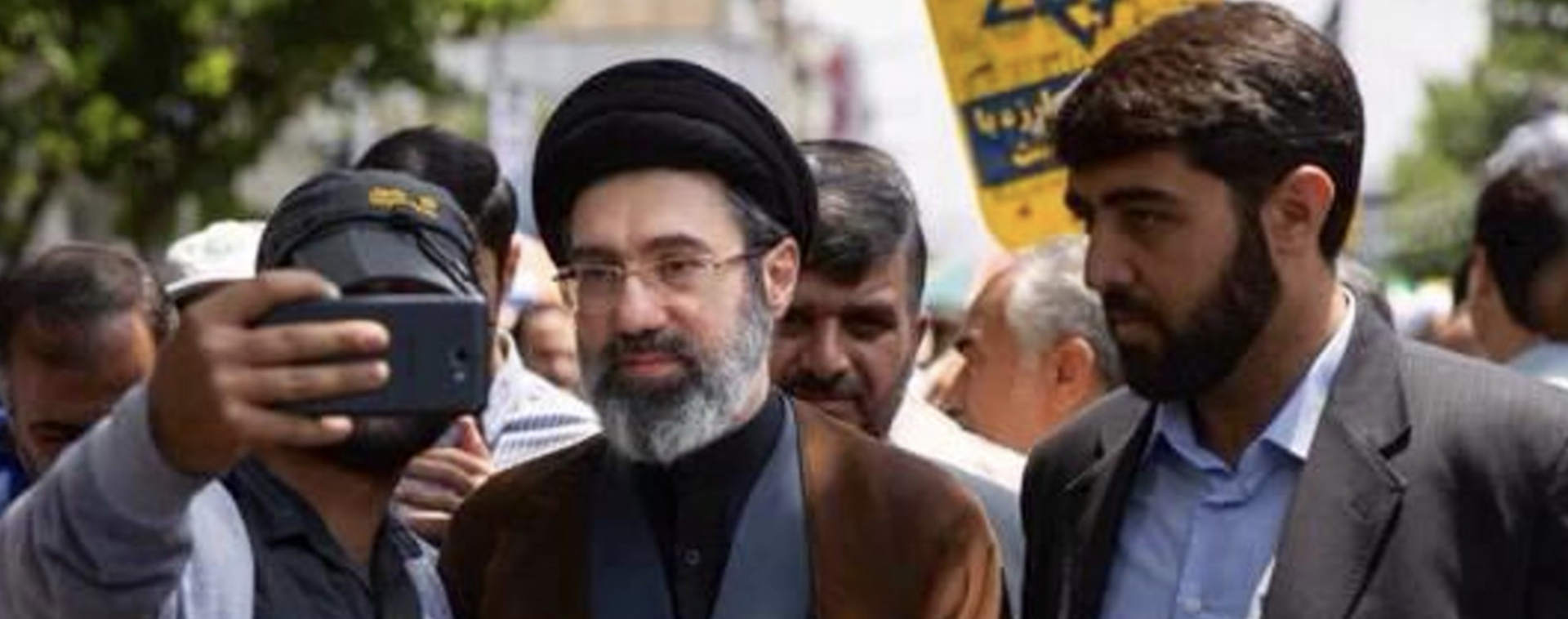 Iranul amenință cu atacuri: Închiderea bazelor americane, cerută de noul lider suprem Televiziunea de stat din Iran a difuzat o declarație atribuită lui Mojtaba Khamenei, considerat noul lider suprem al țării
