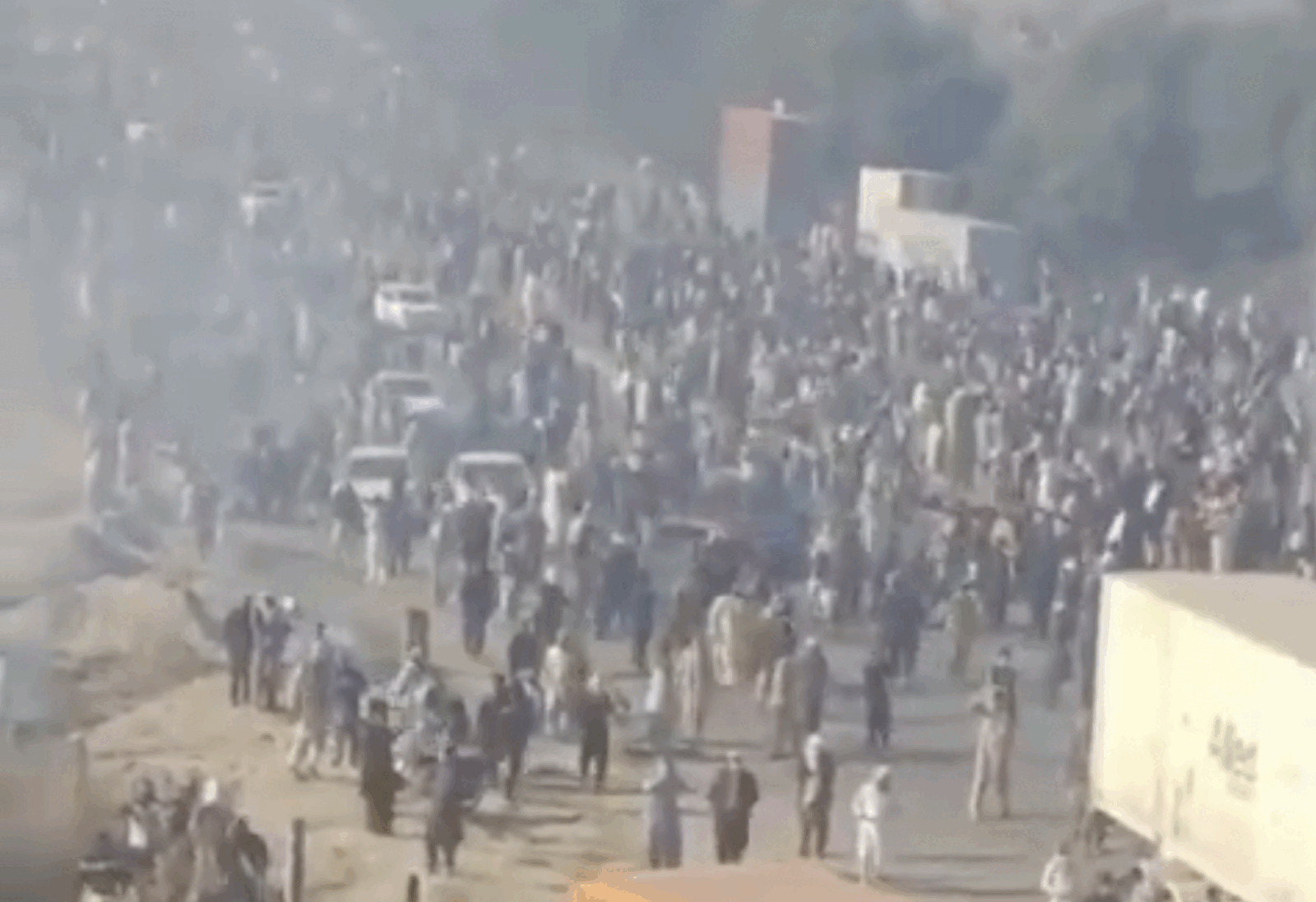 Puşcaşi marini americani au deschis focul în Karachi: Tensiuni majore în Pakistan Karachi, Pakistan – Un incident grav a avut loc în weekend la consulatul Statelor Unite din Karachi, unde pușcașii marini americani au deschis focul asupra protestatarilor