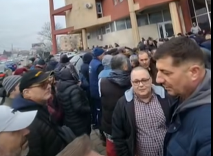 Proteste ample la Târgu Jiu: Minerii din Oltenia își strigă nemulțumirile Sute de mineri din cadrul Complexului Energetic Oltenia (CEO) au ieșit marți după-amiaza în stradă, în fața sediului companiei din Târgu Jiu, pentru a-și face auzite nemulțumirile