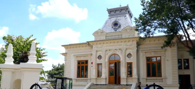 Casa Alaci din Focșani, în pericol de retrocedare după o investiție de milioane de euro Casa Alaci din Focșani, un imobil istoric restaurat cu fonduri considerabile, se confruntă cu posibilitatea retrocedării către foștii proprietari
