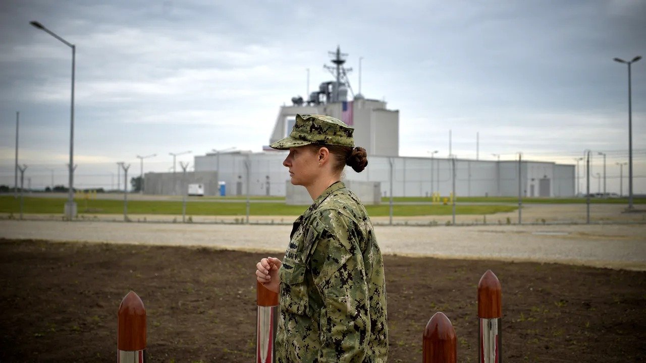 Scutul antirachetă de la Deveselu: Cum funcționează și ce protejează Baza militară de la Deveselu, România, găzduiește un sistem de apărare antirachetă crucial pentru securitatea europeană, conceput să intercepteze rachetele balistice înainte ca acestea să-și atingă țintele