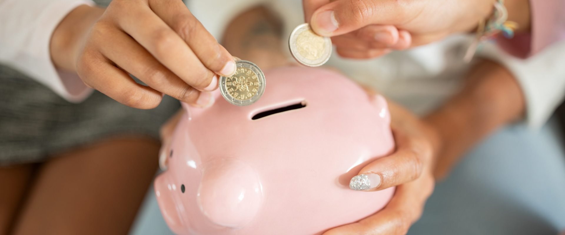Ajutoare financiare pentru pensionari și familiile cu copii, anunțate de Ministerul Muncii Guvernul pregătește o serie de măsuri de sprijin financiar pentru români, care vizează atât pensionarii, cât și familiile cu copii