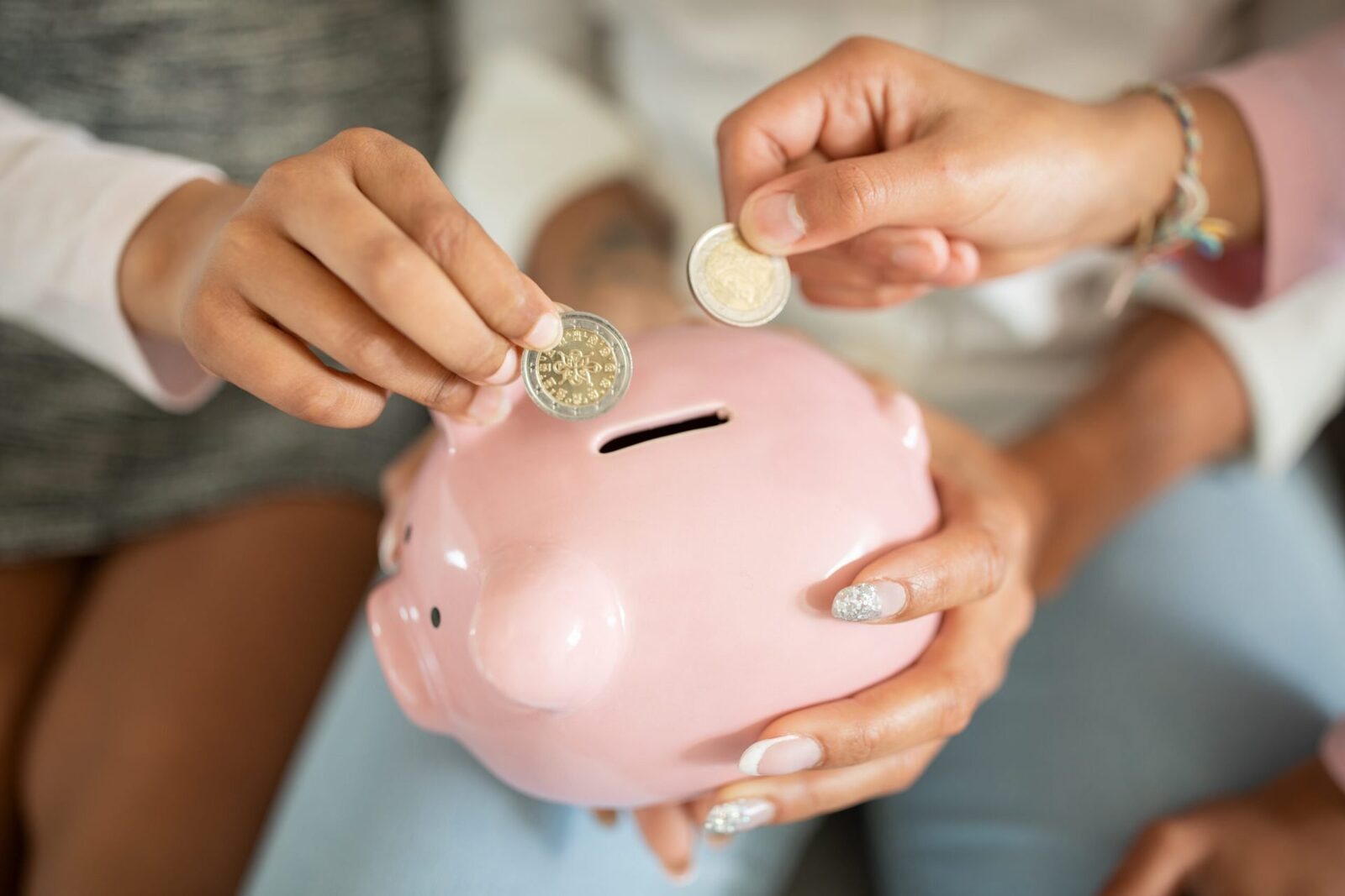 Ajutoare financiare pentru pensionari și familiile cu copii, anunțate de Ministerul Muncii Guvernul pregătește o serie de măsuri de sprijin financiar pentru români, care vizează atât pensionarii, cât și familiile cu copii