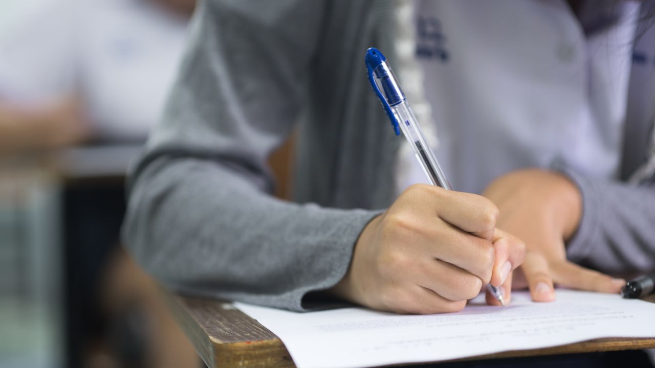 Simularea examenului de bacalaureat 2026: Elevii intră în probe Probele simulării examenului național de bacalaureat 2026 au debutat astăzi, elevii din clasele a XII-a având acces în săli până la ora 8:30
