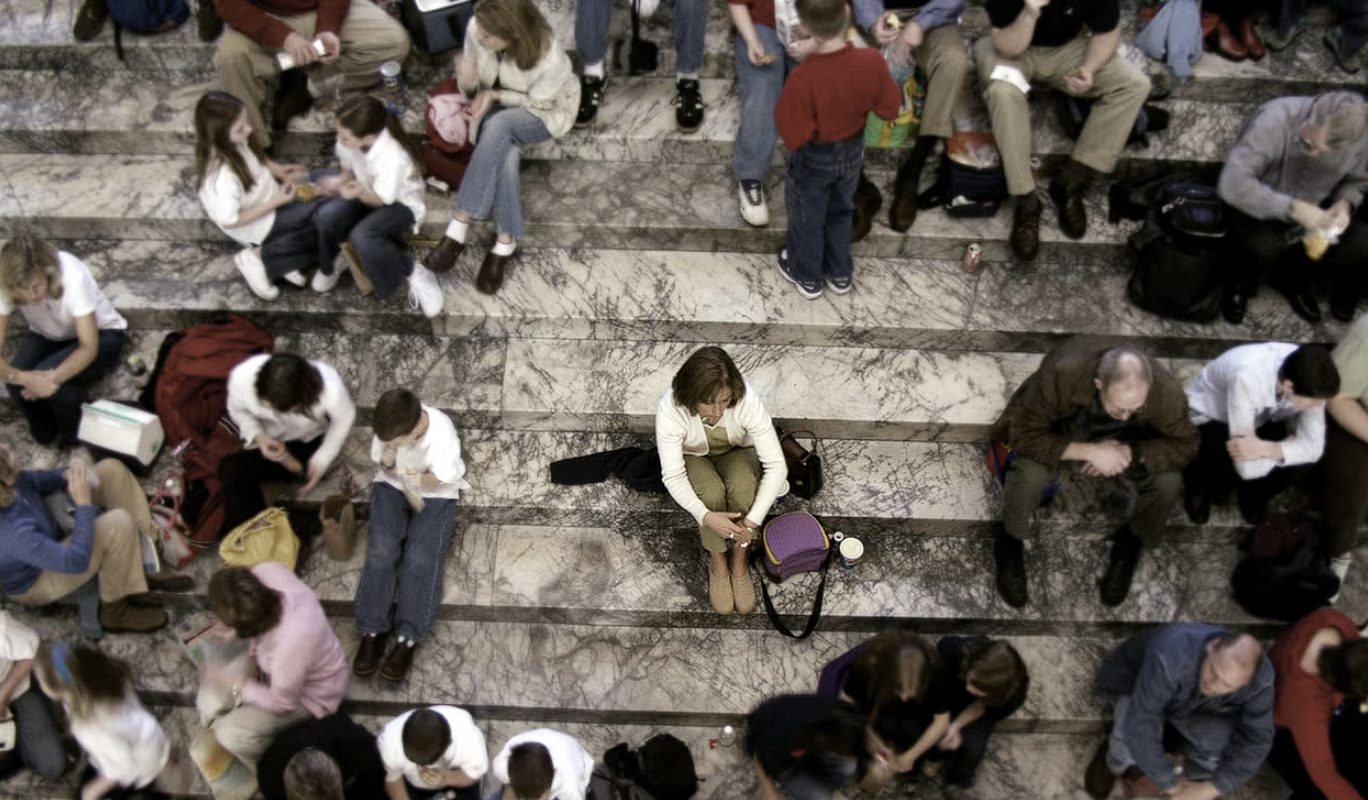 Prietenia la abonament: Cum se vinde nevoia de conexiune umană În contextul unei societăți tot mai fragmentate social, dar conectată tehnologic, a apărut o tendință surprinzătoare: monetizarea prieteniei