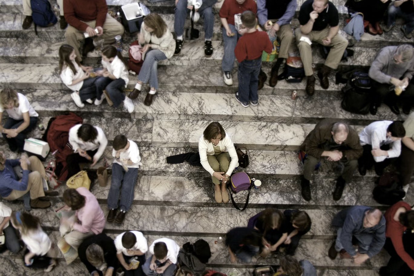 Prietenia la abonament: Cum se vinde nevoia de conexiune umană În contextul unei societăți tot mai fragmentate social, dar conectată tehnologic, a apărut o tendință surprinzătoare: monetizarea prieteniei